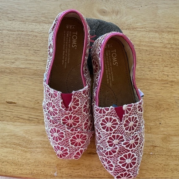 Toms Classic Crochet Shoes Pink/ White Nwot Size 2.5 Y Girls/ Women Flats